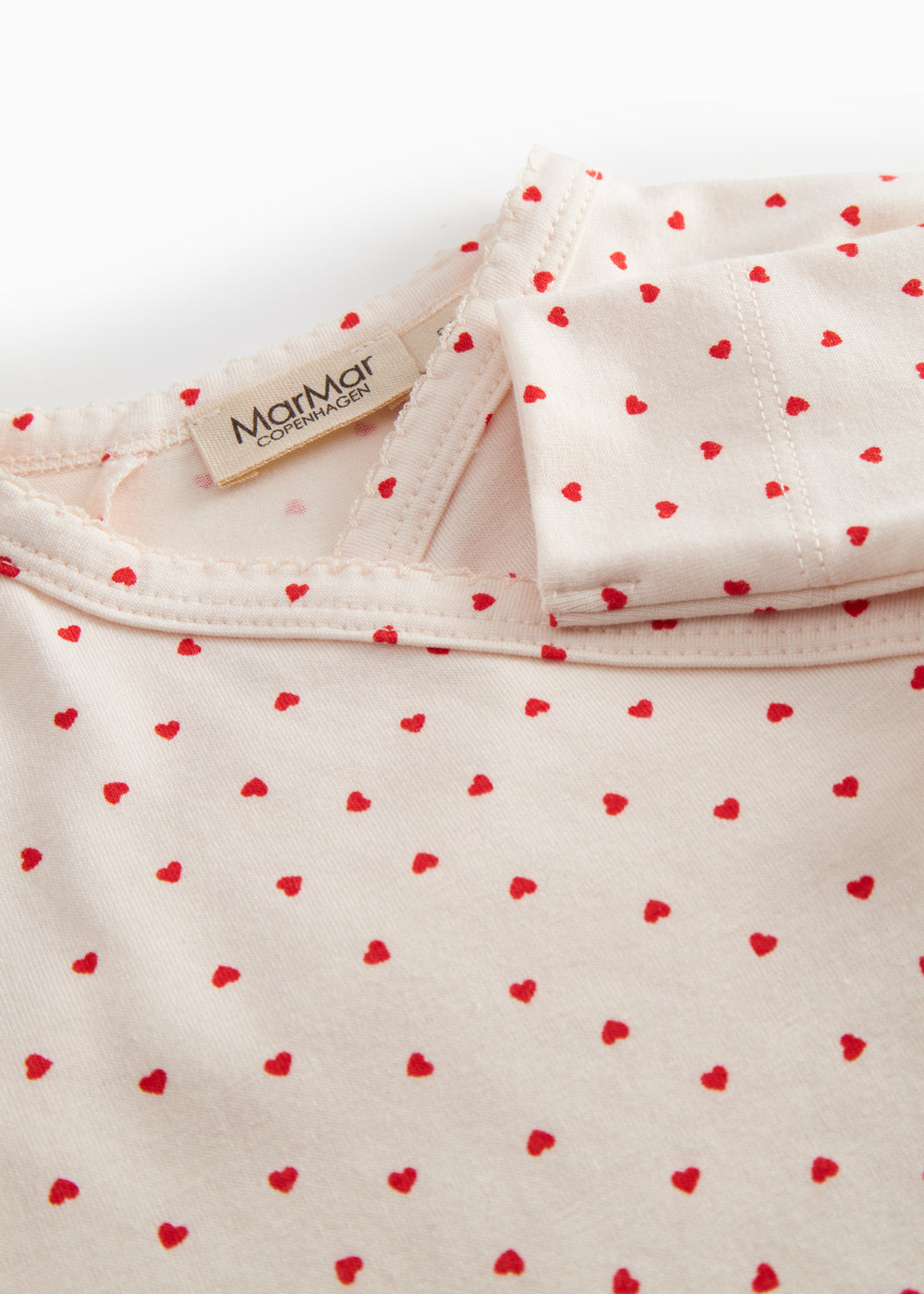 Langærmet baby heldragt med slå-om-lukning til nyfødte og fint hjerte print