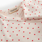 Langærmet baby heldragt med slå-om-lukning til nyfødte og fint hjerte print