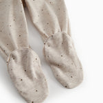 Beige baby bukser med fødder til de nyfødte med et sødt print