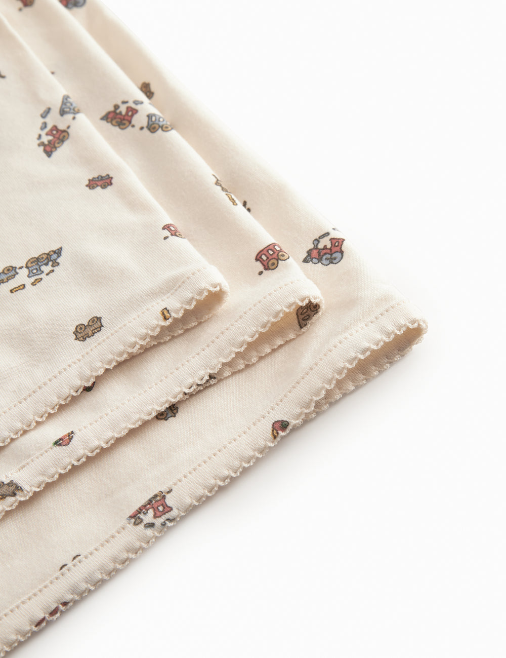 Baby tæppe med rundede hjørner, picotkanter og tog print