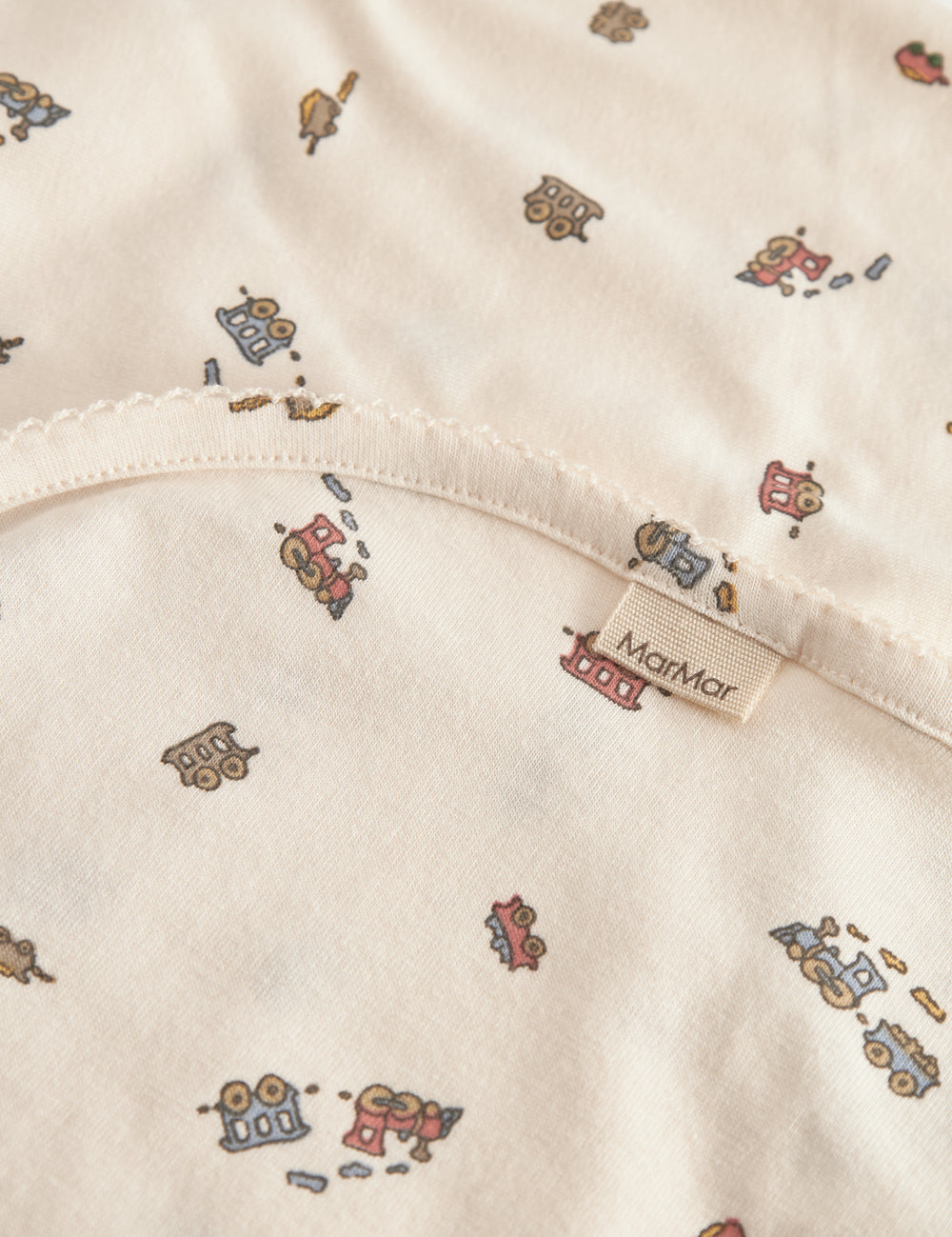 Baby tæppe med rundede hjørner, picotkanter og tog print