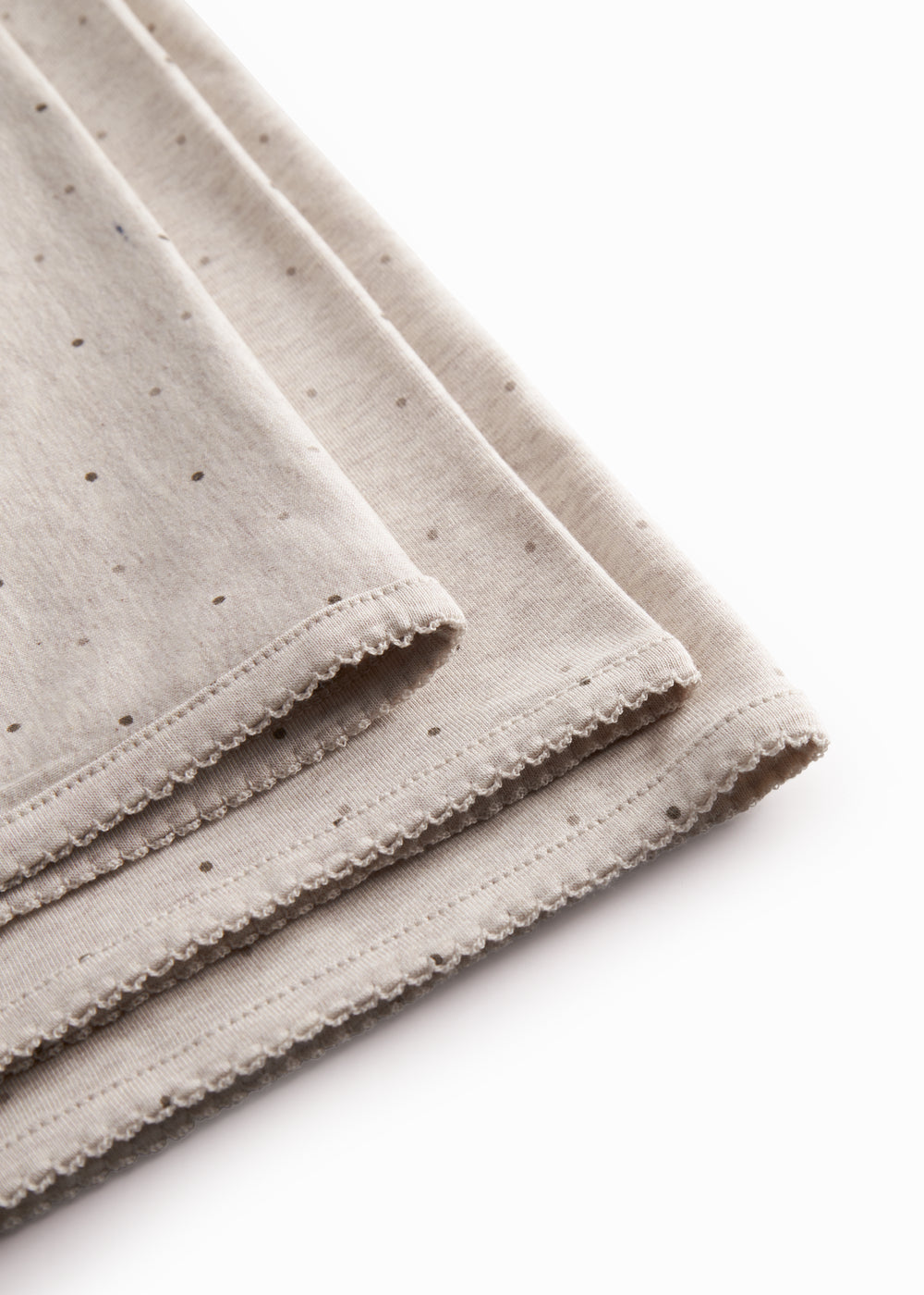 Beige baby tæppe med rundede hjørner, picotkanter og fint print