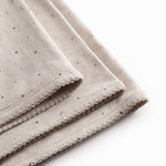 Beige baby tæppe med rundede hjørner, picotkanter og fint print