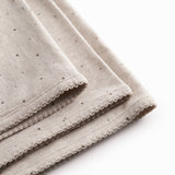 Beige baby tæppe med rundede hjørner, picotkanter og fint print