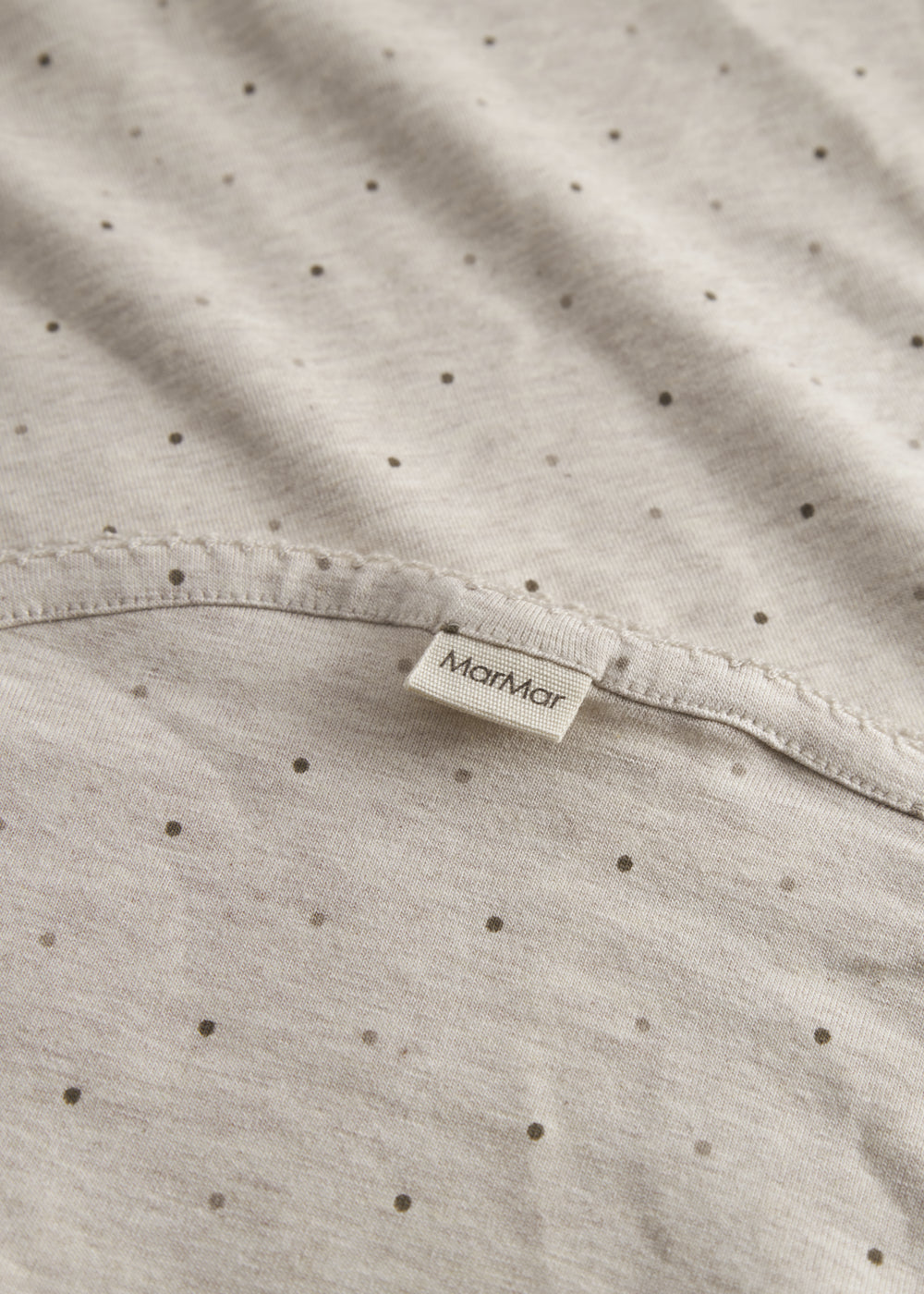 Beige baby tæppe med rundede hjørner, picotkanter og fint print