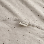 Beige baby tæppe med rundede hjørner, picotkanter og fint print