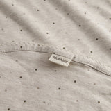 Beige baby tæppe med rundede hjørner, picotkanter og fint print