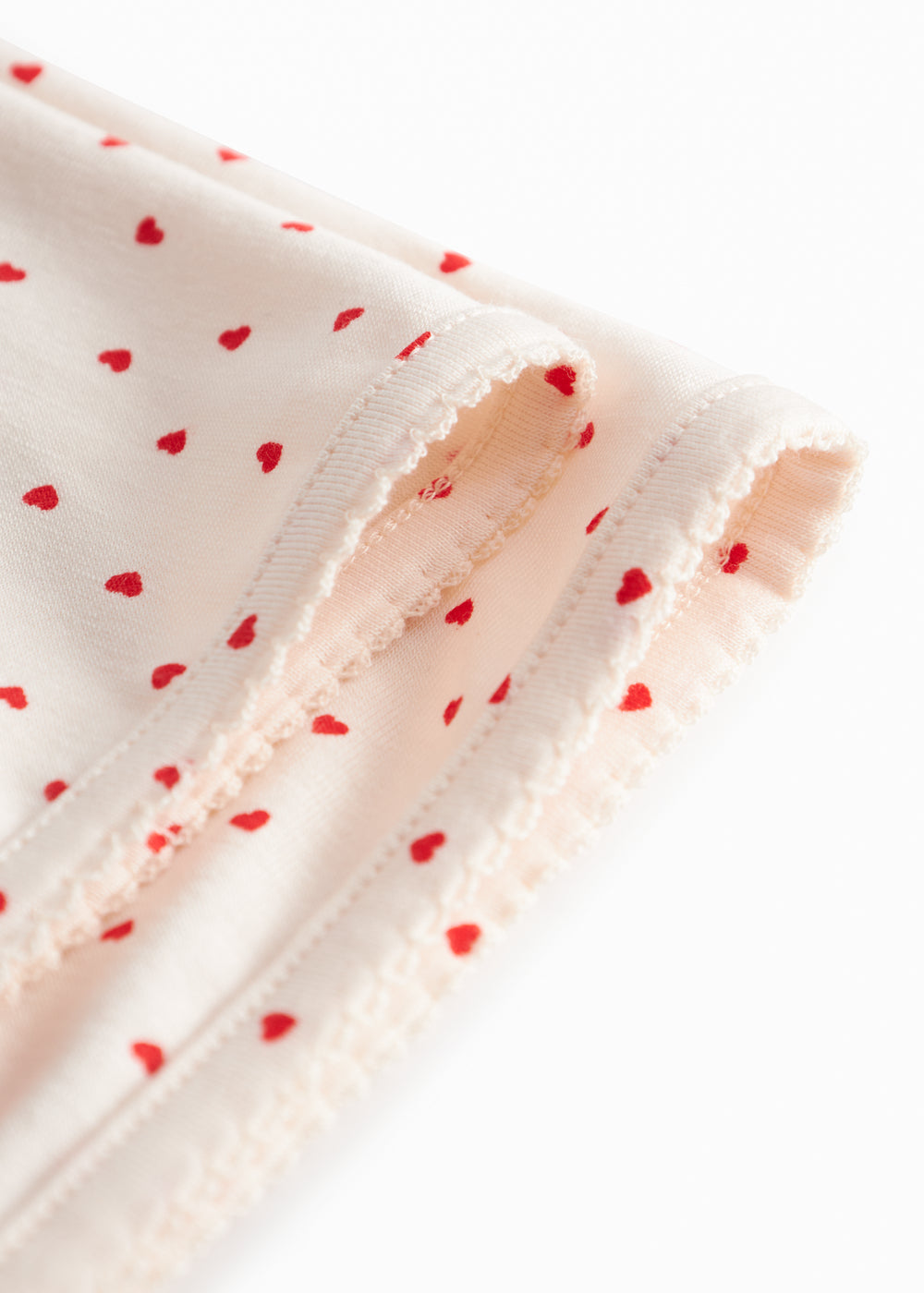 Baby tæppe med rundede hjørner, picotkanter og fint hjerte print