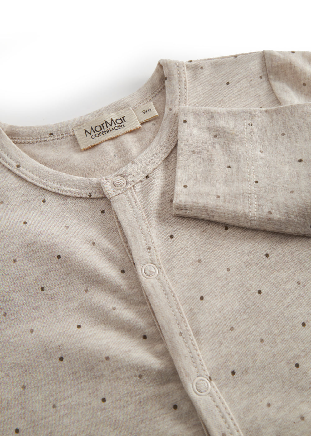 Beige baby heldragt med et fint print og med trykknaplukning hele vejen