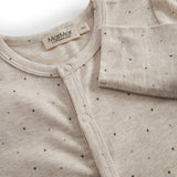 Beige baby heldragt med et fint print og med trykknaplukning hele vejen