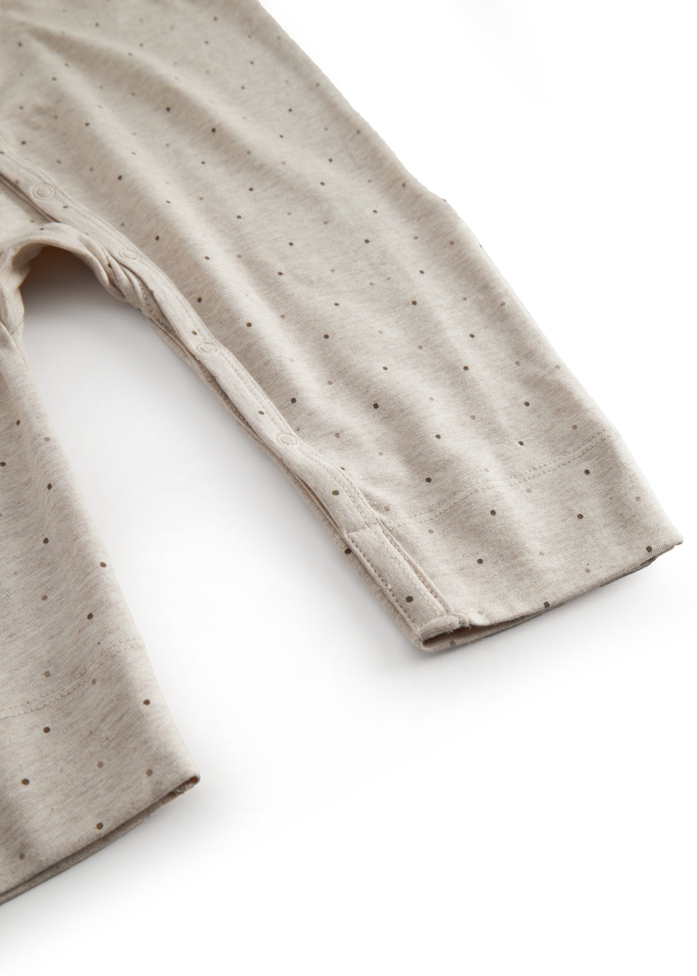 Beige baby heldragt med et fint print og med trykknaplukning hele vejen