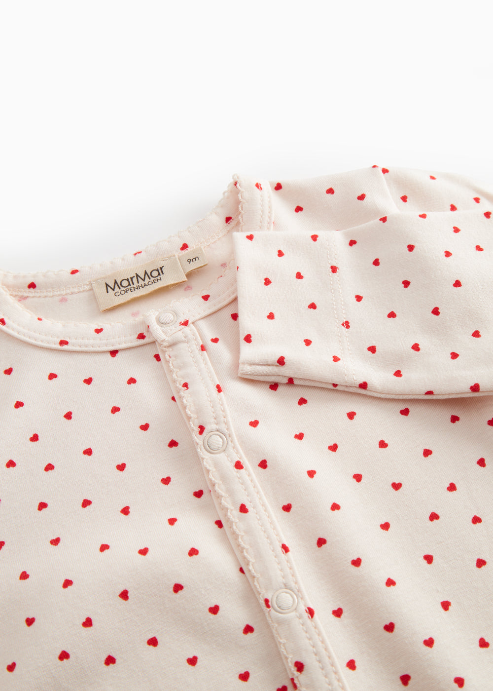 Baby heldragt med et sødt hjerte print og med trykknaplukning hele vejen