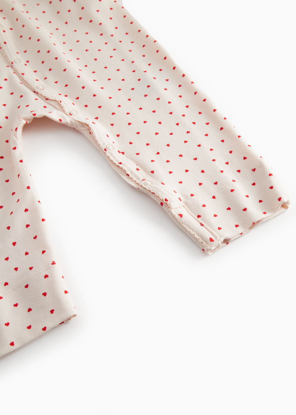 Baby heldragt med et sødt hjerte print og med trykknaplukning hele vejen