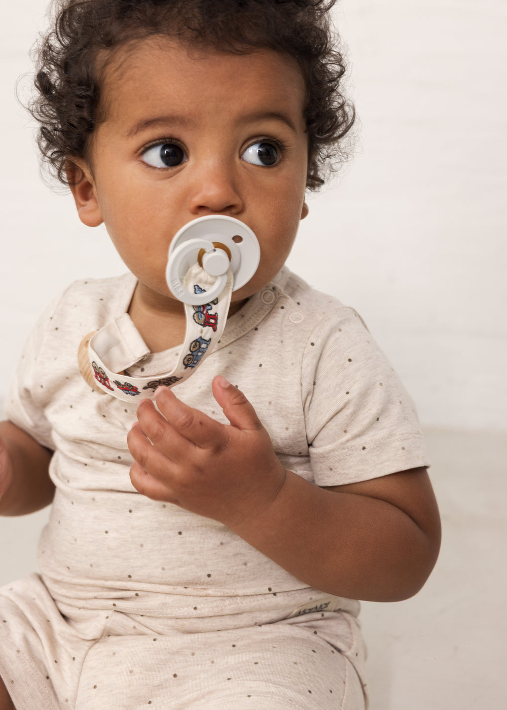 Baby iført Beige kortærmet t-shirt med et fint print