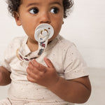 Baby iført Beige kortærmet t-shirt med et fint print