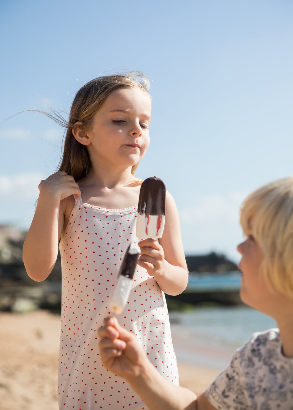 Pige iført Stropkjole uden ærmer og med et fint hjerte print