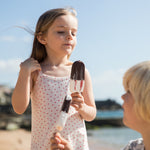 Pige iført Stropkjole uden ærmer og med et fint hjerte print