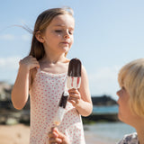 Pige iført Stropkjole uden ærmer og med et fint hjerte print