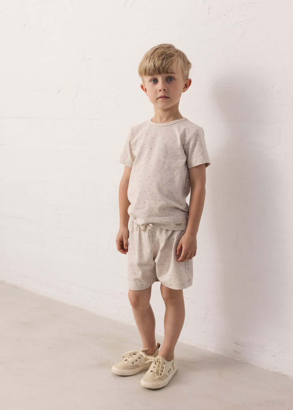 Dreng iført Beige kortærmet t-shirt og shorts