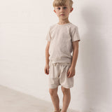 Dreng iført Beige kortærmet t-shirt og shorts