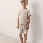 Dreng iført shorts og t-shirt med fint print