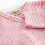 Langærmet baby bodystocking med lyserøde striber og slå-om-lukning