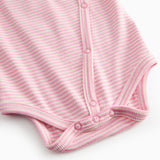 Langærmet baby bodystocking med lyserøde striber og slå-om-lukning