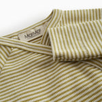 Langærmet baby bodystocking med grønne striber og slå-om-lukning