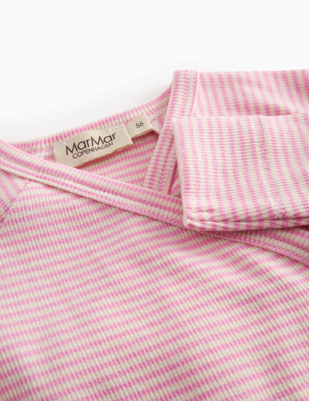 Langærmet baby heldragt med lyserøde striber og slå-om-lukning