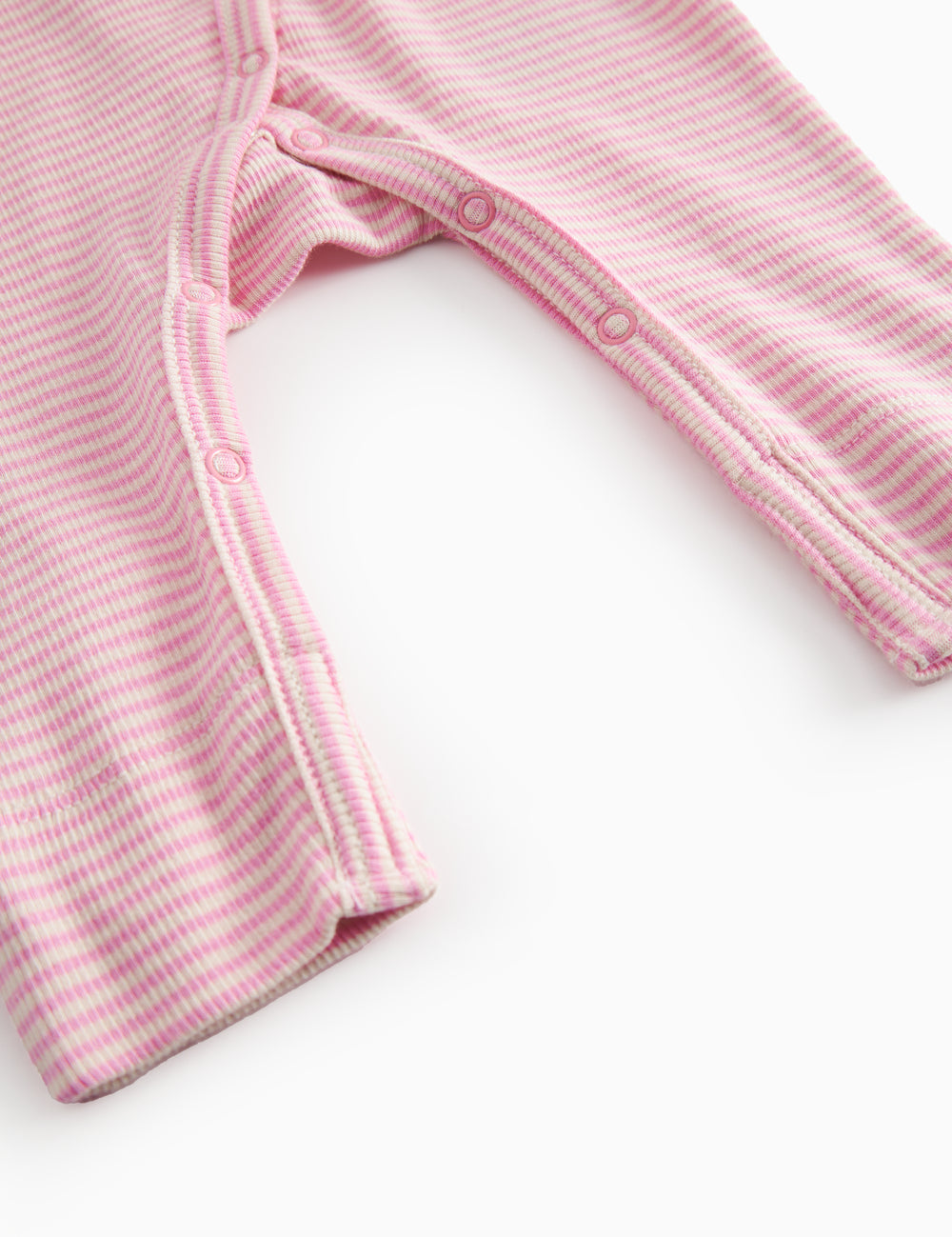 Langærmet baby heldragt med lyserøde striber og slå-om-lukning