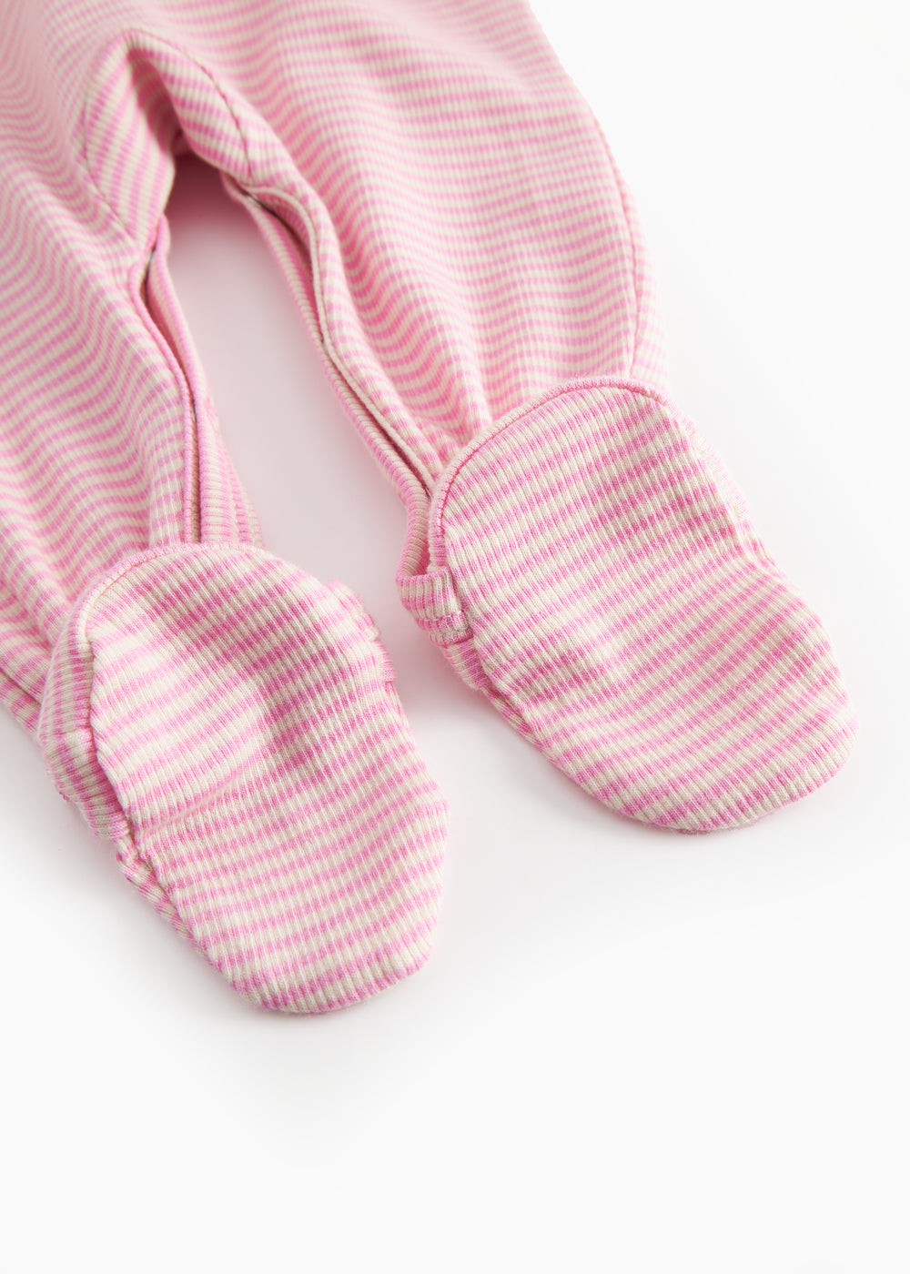 Langærmet baby heldragt med fødder og lyserøde striber