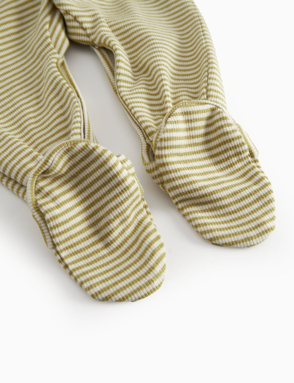 Langærmet baby heldragt med fødder og grønne striber