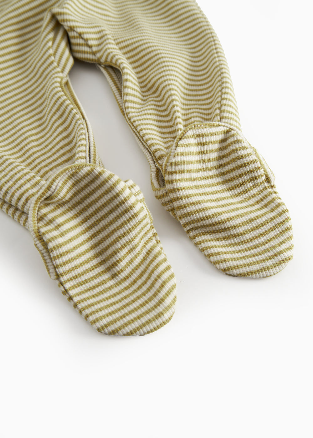 Langærmet baby heldragt med fødder og grønne striber