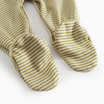 Langærmet baby heldragt med fødder og grønne striber