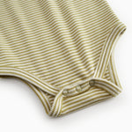 Grønstribet body med lange ærmer til baby