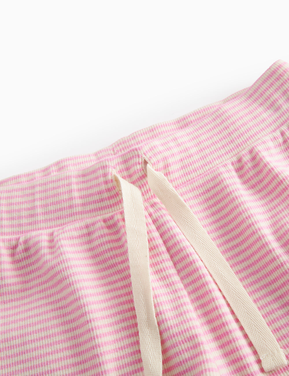 Børnehorts med lyserøde striber, bred elastik samt bindebånd 