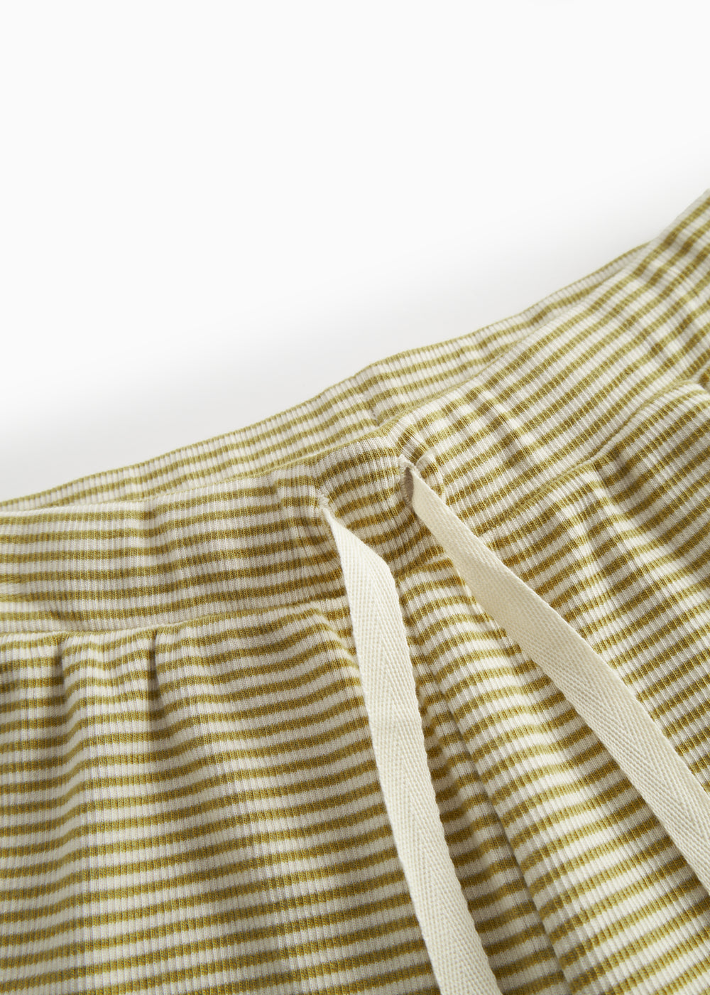 Børnehorts med grønne striber, bred elastik samt bindebånd 