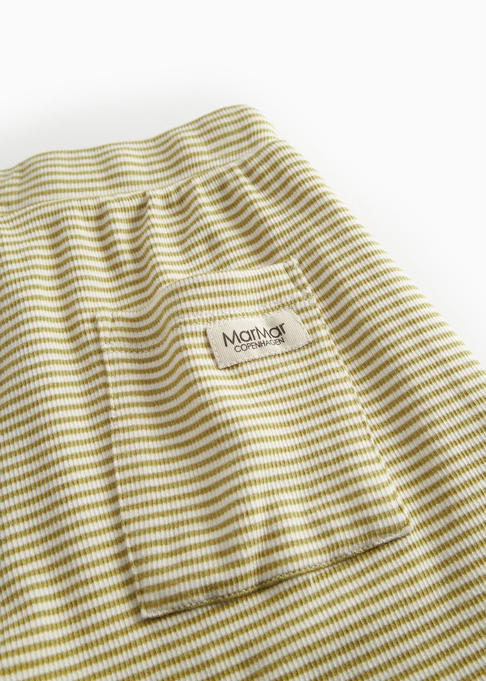 Børnehorts med grønne striber, bred elastik samt bindebånd 