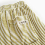 Børnehorts med grønne striber, bred elastik samt bindebånd 