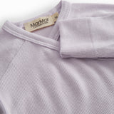 Langærmet lys lilla bodystocking til nyfødte med slå-om-lukning