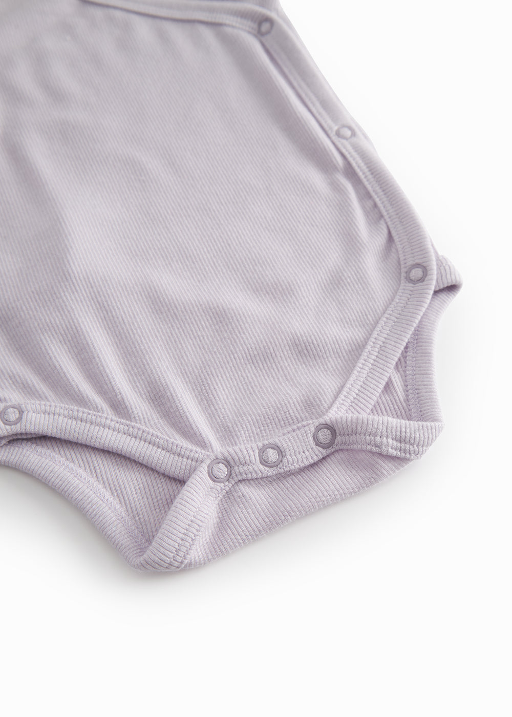 Langærmet lys lilla bodystocking til nyfødte med slå-om-lukning