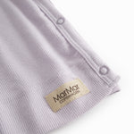 Langærmet lys lilla bluse til nyfødte med slå-om-lukning