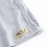 Langærmet lyseblå bluse til nyfødte med slå-om-lukning