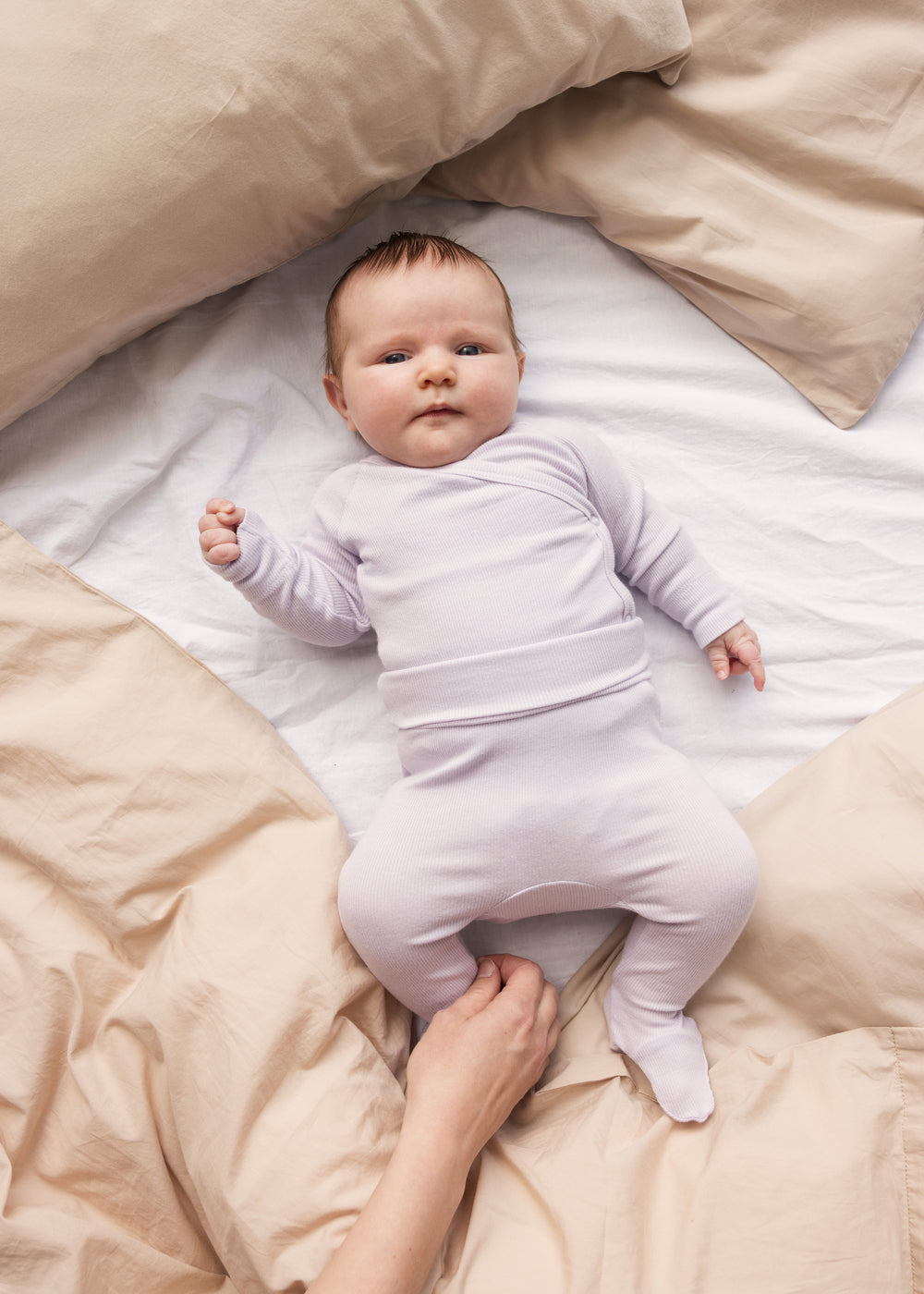 Baby iført Langærmet lys lilla bodystocking og matchende bukser