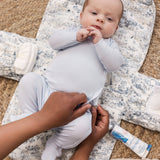 Baby iført Langærmet lyseblå baby heldragt med fødder