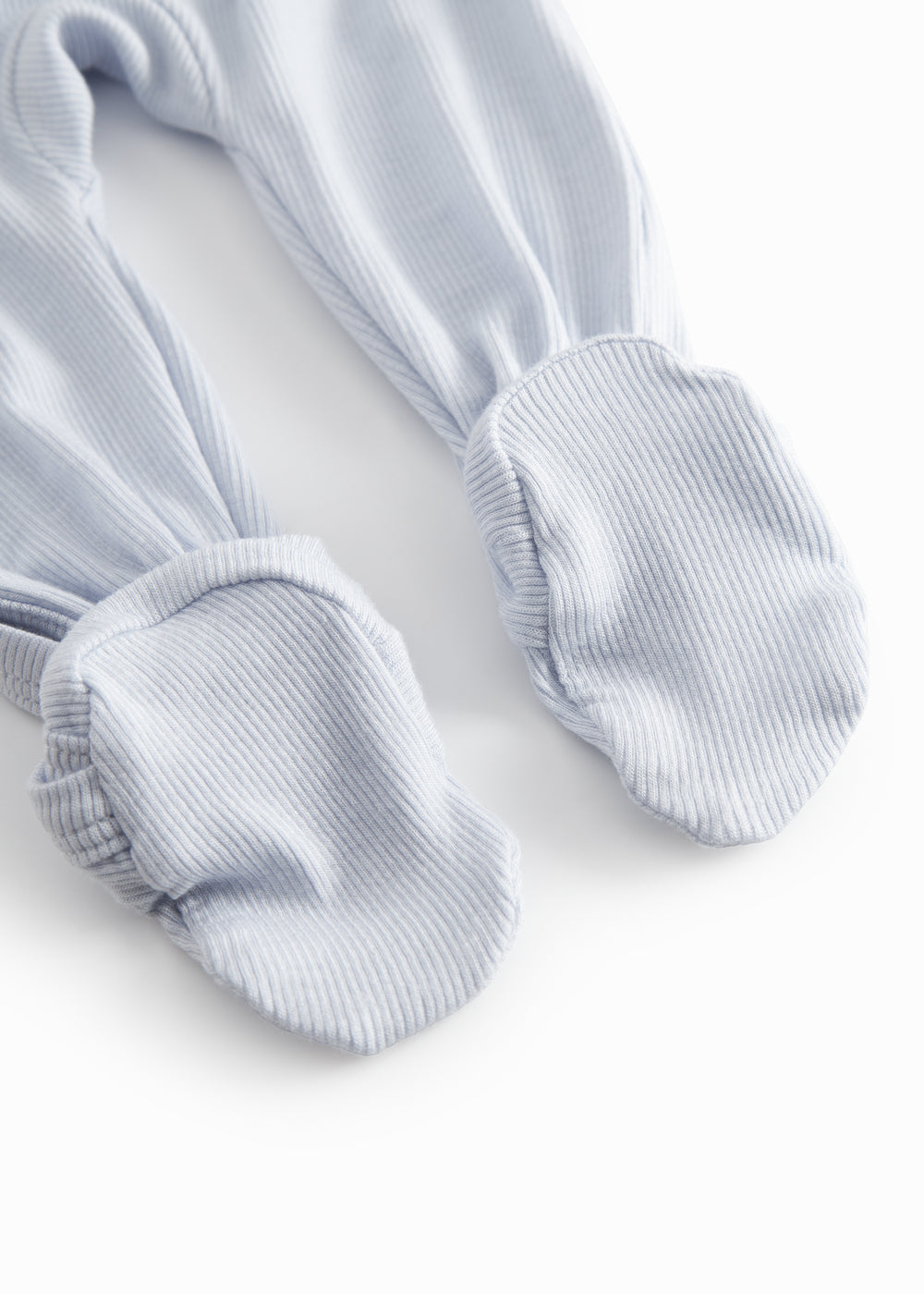 Langærmet lyseblå baby heldragt med fødder