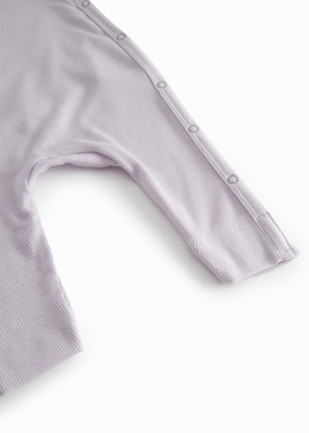 Lys lilla langærmet heldragt med slå-om-lukning til nyfødte