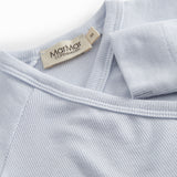 Lyseblå langærmet heldragt med slå-om-lukning til nyfødte