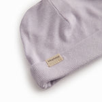 Lys lilla hue til nyfødt med kant der kan foldes ned eller op