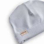 Lyseblå hue til nyfødt med kant der kan foldes ned eller op